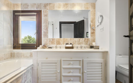 Habitación con baño en planta baja